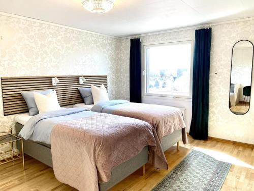 sypialnia z 2 łóżkami i oknem w obiekcie Apartment Aekta Studio 4 Gothenburg w Göteborgu