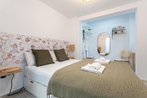 une chambre avec un lit avec des serviettes dessus dans l'établissement Casa Medellin Beachfront oasis with pool, à Benalmádena