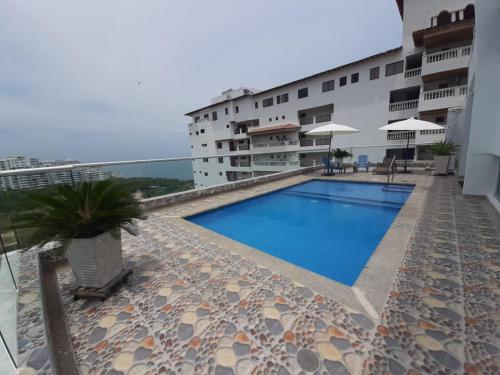 una piscina en la azotea de un edificio en Bello Horizonte * Unido Al Mar, en Santa Marta