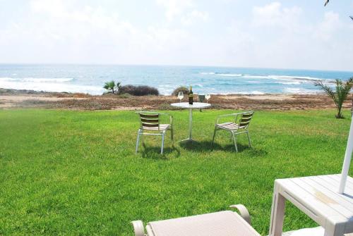 Sea Front Villa, HEATED Private Pool, Amazing location Paphos 323