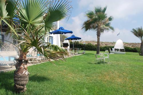 Κήπος έξω από το Sea Front Villa, Heated Private Pool, Amazing location Paphos 323