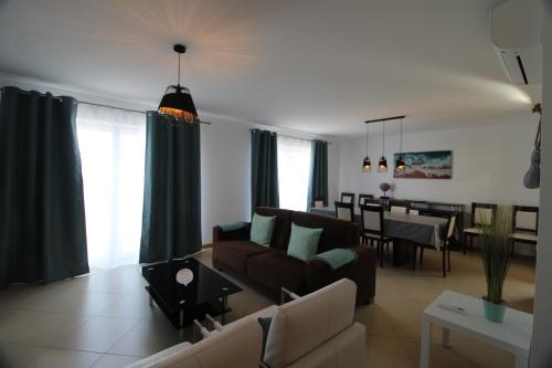 Cabanas Garden - Stunning 2 bedroom apartment - Communal Pool - 2 minuts walking to the river