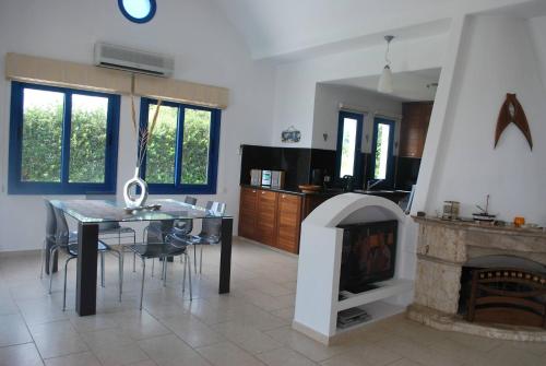 Η κουζίνα ή μικρή κουζίνα στο Sea Front Villa, Heated Private Pool, Amazing location Paphos 323