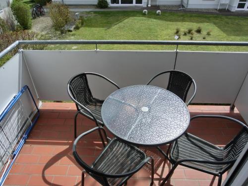 un balcon avec une table et des chaises dans l'établissement Ferienwohnung N29, à Graal-Müritz