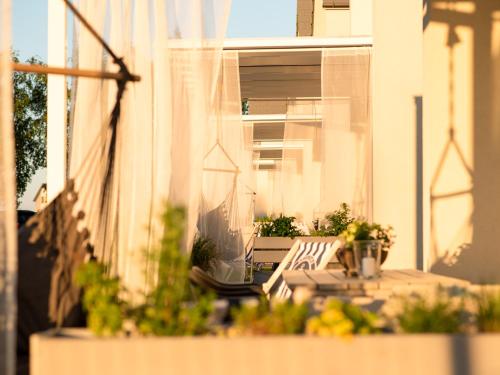 a balcony with a table and chairs with plants at KOMFORTOWE DOMKI Brzozowa Przystań nad morzem we Władysławowie in Władysławowo