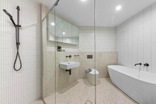 y baño con bañera, lavamanos y ducha. en Elegant and Modern Style Apartments in Dulwich hill en Sídney