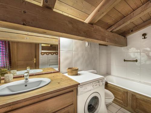a bathroom with a sink and a washing machine at Appartement Megève, 5 pièces, 8 personnes - FR-1-453-28 in Megève