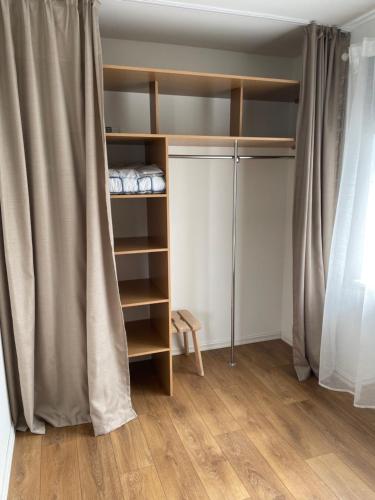 Habitación con estantería y cortina en Cozy apartment near TalTech and Elamus SPA, en Tallin