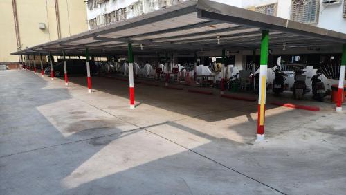 a building with a row of tables and chairs at 宜家莊親子民宿 in Donggang