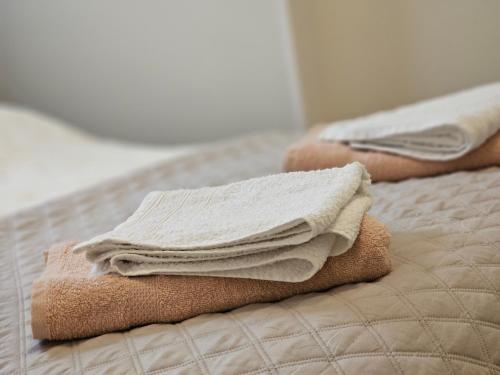 duas toalhas estão sentadas em cima de uma cama em Herz von Wien Mariahilfer em Viena