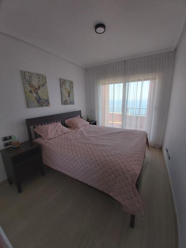 1 dormitorio con cama y ventana en Casa Don Marco, en Águilas