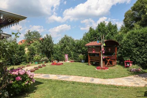 Maşukiye pink house bungalow外面的花园