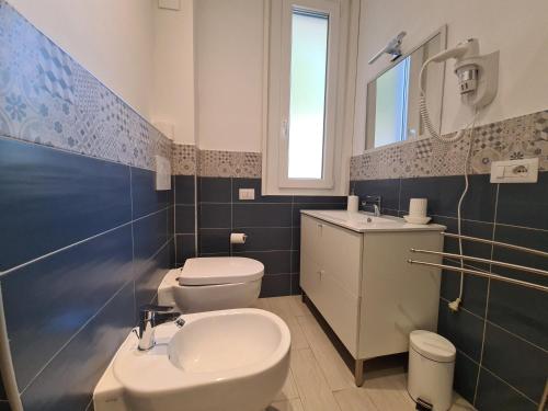 bagno con servizi igienici bianchi e lavandino di La Casa di Sandra by PortofinoVacanze a Rapallo