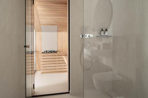 uma casa de banho com um chuveiro e um WC. em Ansitz Battisti Suites em Caldaro