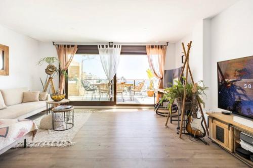 sala de estar con sofá y TV en Luxury Designer Apartment - Unbeatable Sea Views, en Águilas
