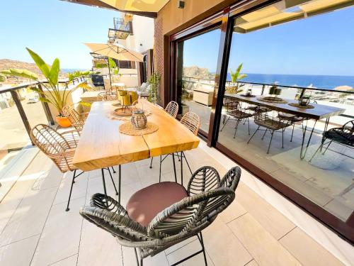 d'une table et de chaises sur un balcon avec vue sur l'océan. dans l'établissement Luxury Designer Apartment - Unbeatable Sea Views, à Águilas