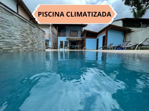 Villa mit einem Pool in pisgina climinia fil in der Unterkunft Apartamentos para locação em Ubatuba in Ubatuba