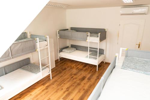 Ένα ή περισσότερα κρεβάτια σε δωμάτιο στο Wild Elephants Hostel