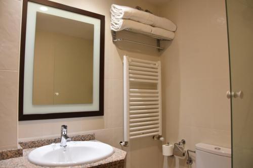 セルレルにあるHotel SNO Edelweissのバスルーム(洗面台、鏡、トイレ付)