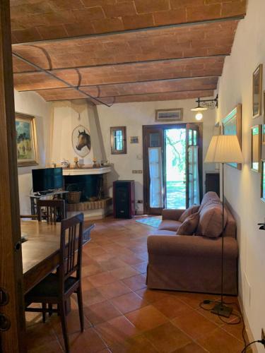 Coin salon dans l'établissement Podere il Giurato