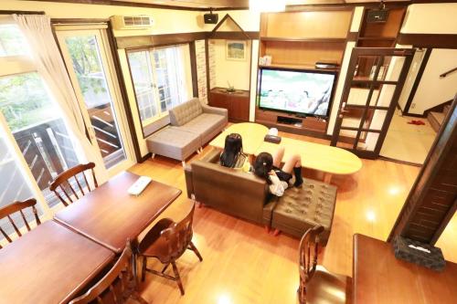 茅野市にあるLarix Tateshina Villa - Vacation STAY 86531vのソファとテーブル付きのリビングルームのオーバーヘッドビュー