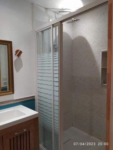 La salle de bains est pourvue d'une douche et d'un lavabo. dans l'établissement la maison de josy, à Aix-en-Provence