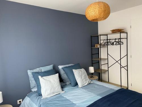 een blauwe slaapkamer met een bed met blauwe muren bij Logement indépendant dans villa avec jardin in Ventabren