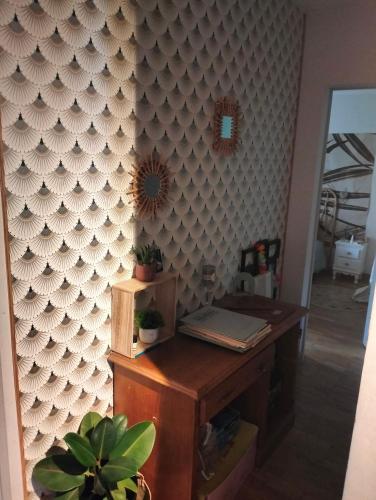 - un bureau dans une chambre avec un mur dans l'établissement Maison au calme wifi Netflix, à Hendaye