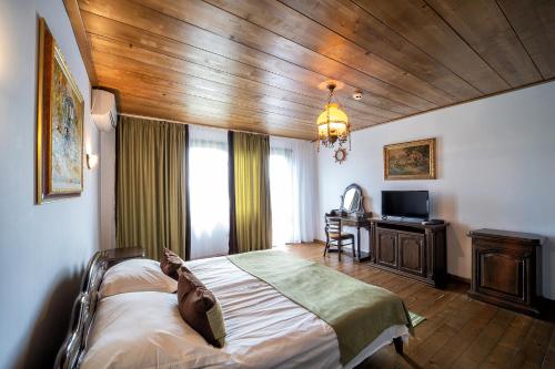 ein Hotelzimmer mit einem Bett und einem TV in der Unterkunft Hotel Complex Zlatnata Ribka in Durankulak