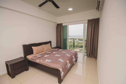 um quarto com uma cama e uma grande janela em 3 bedroom condo with Pool near Queensbay Mall em Bayan Lepas
