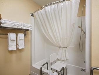Ванная комната в Super 8 by Wyndham Columbia City