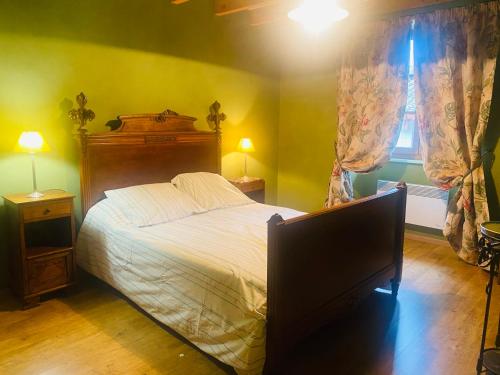 sypialnia z dużym łóżkiem i oknem w obiekcie Gîte élevage de la Terrasserie w mieście Escoutoux