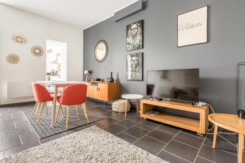 uma sala de estar com uma mesa e cadeiras e uma lareira em L'Ethnique em Liévin