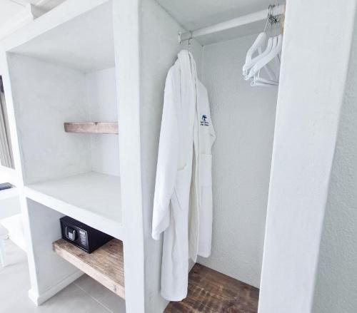 Un armario blanco con una bata colgada. en Diaz Ocean View Hotel, en Mossel Bay