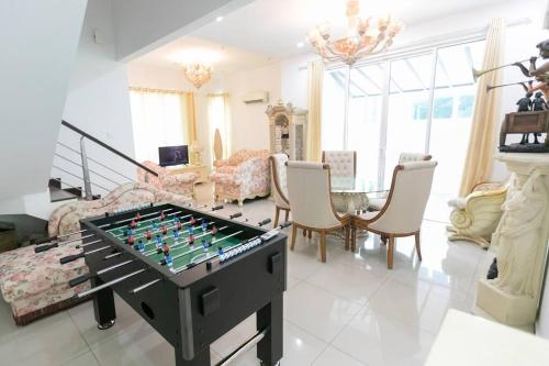 ein Wohnzimmer mit Tischfußball in der Unterkunft Teluk Bahang European Style SemiD 4 Bedrooms 10ppl in Teluk Bahang