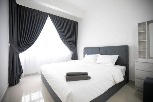 Tempat tidur dalam kamar di Newly Renovated 3Bedroom Vacation Home 6-8pax