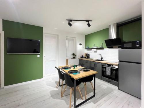 - une cuisine avec des murs verts, une table et des chaises dans l'établissement SOS CoMFORT 2 LAZUR, à Bourgas
