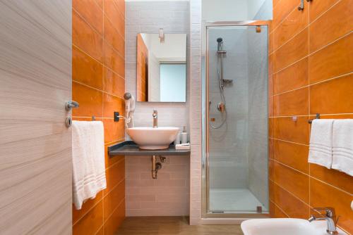 a bathroom with a sink and a shower at Il Tempio di Athena - Cultura e Relax a Siracusa in Siracusa