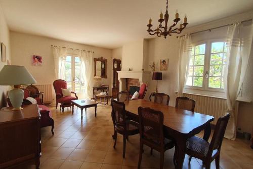 un salon avec une table et des chaises de salle à manger dans l'établissement Villa Les Oliviers, à Orange