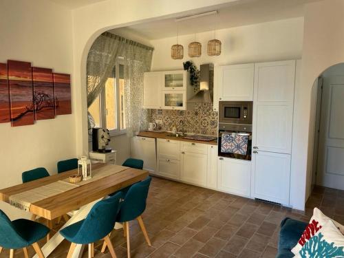 Кухня или мини-кухня в Maddy house - 50 mt dal mare
