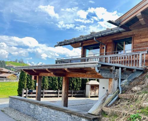 El edificio en el que está el chalet de montaña