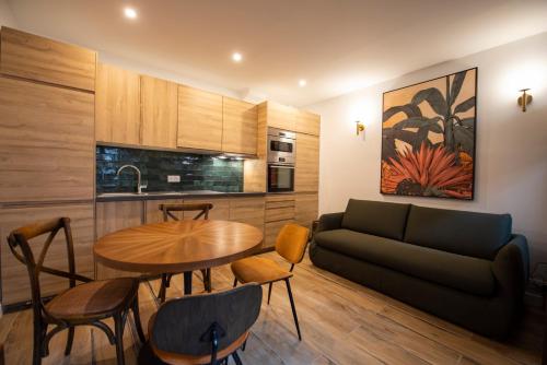 un salon avec un canapé et une table dans l'établissement Au pied de la Tour, à Paris