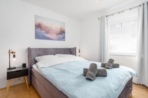 ein Schlafzimmer mit einem Bett mit zwei Handtüchern darauf in der Unterkunft Harmony: Edersee Apartment – Sperrmauer – Lounge in Edersee