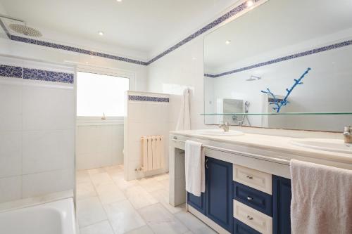 Kúpeľňa v ubytovaní Villa Punta des Port 13 by dracmallorca