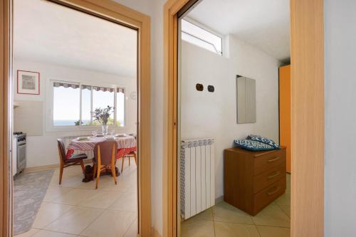 a door leading into a dining room with a table at casa vacanza Sanaa in Civezza