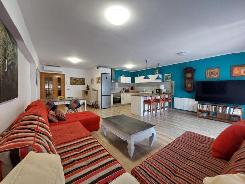 un soggiorno con divano rosso e tavolo di Family apartment Andrea a Alaquas