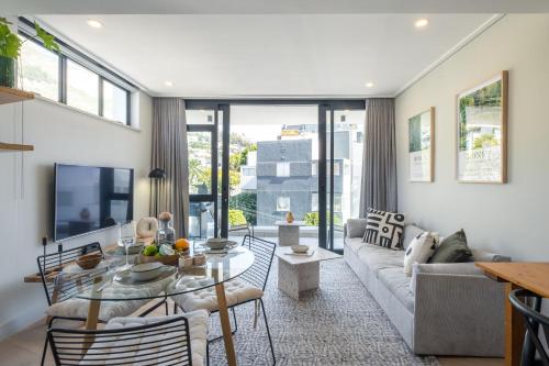 een woonkamer met een bank en een tafel bij Casa on Kei Apple by Totalstay in Kaapstad