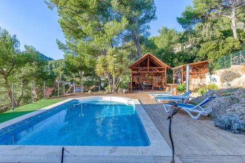une piscine avec une terrasse en bois et une maison dans l'établissement Beau T3 au mont des oiseaux, à Hyères