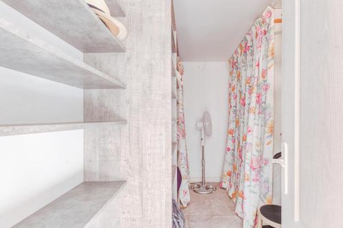 een trap in een witte kamer met een gordijn bij Villa enchantée du mont des oiseaux in Hyères