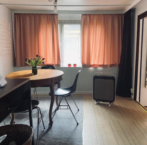 a room with a table and chairs and a window at Tiny House bei Mardorf am Steinhuder Meer in Rehburg-Loccum